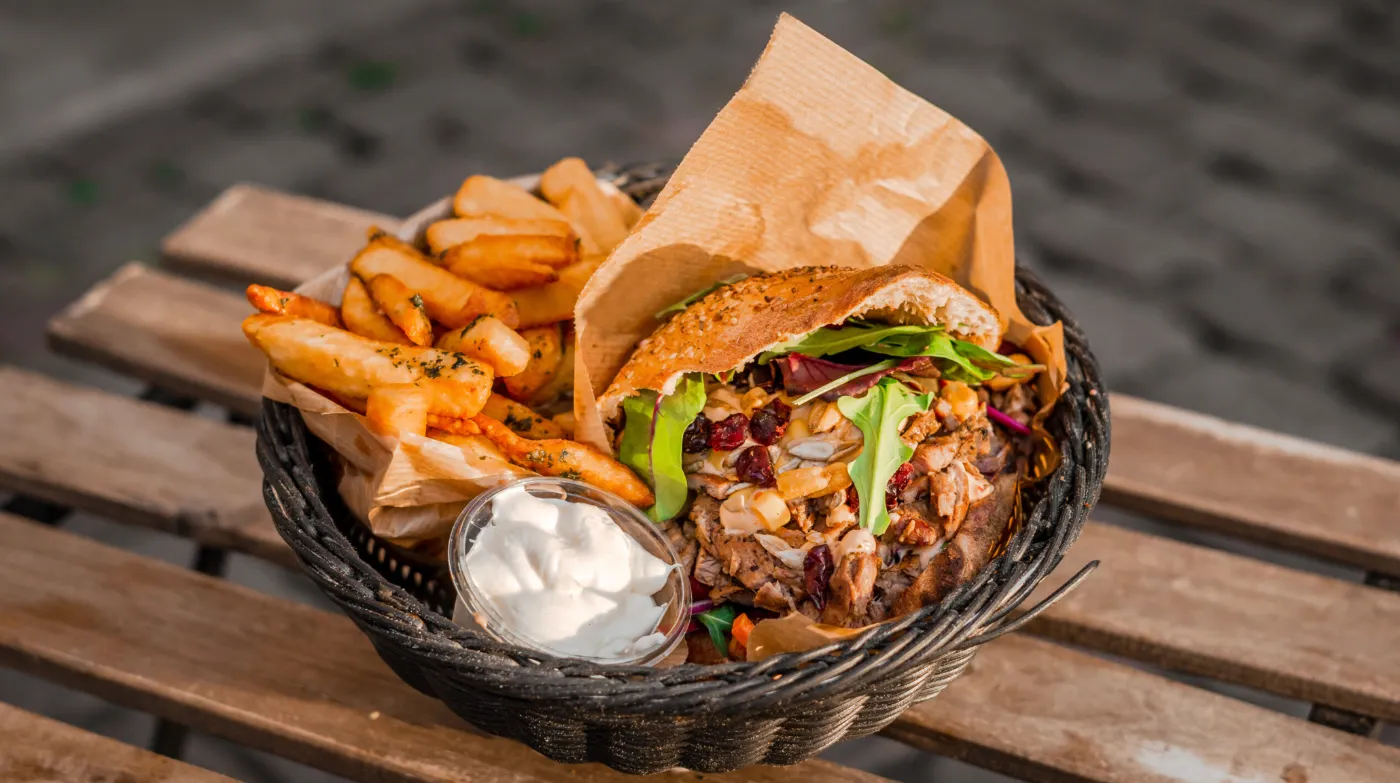 Kebab i brød med pommes frites i kurv fra kebab foodtruck i Odense
