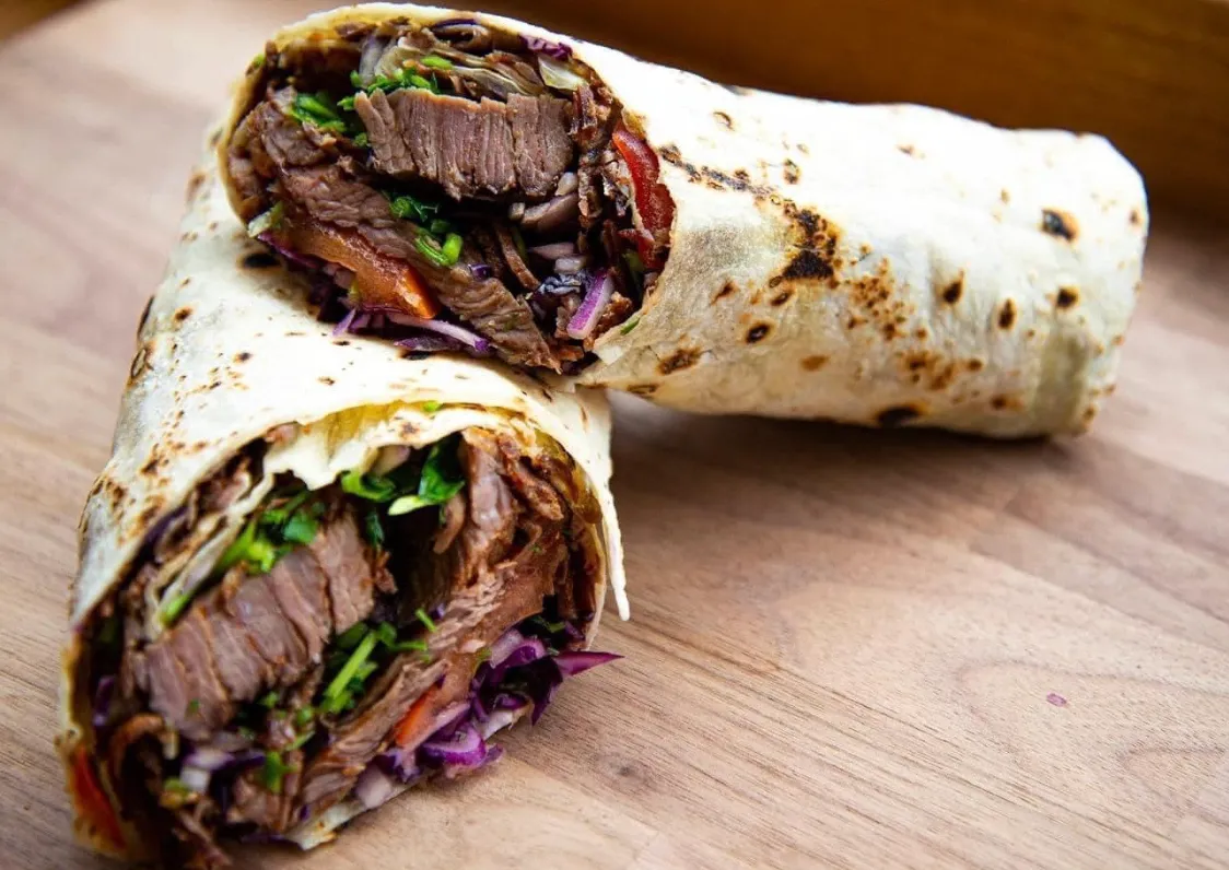 Durum fra kebab catering skåret over på et træbræt